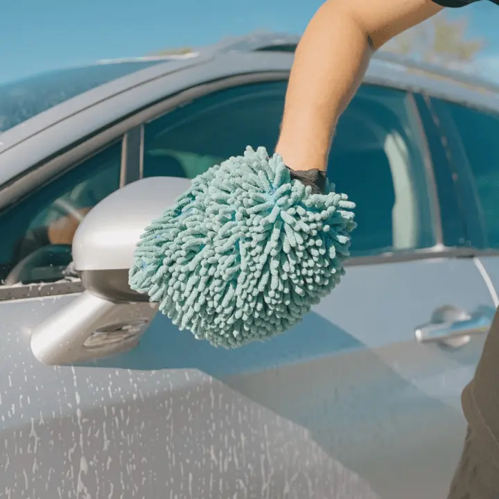 Bilens side og sidespejl vaskes med microfibre-handske