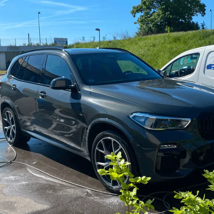 Nyvasket mørk SUV efter udvendig rengøring af bil